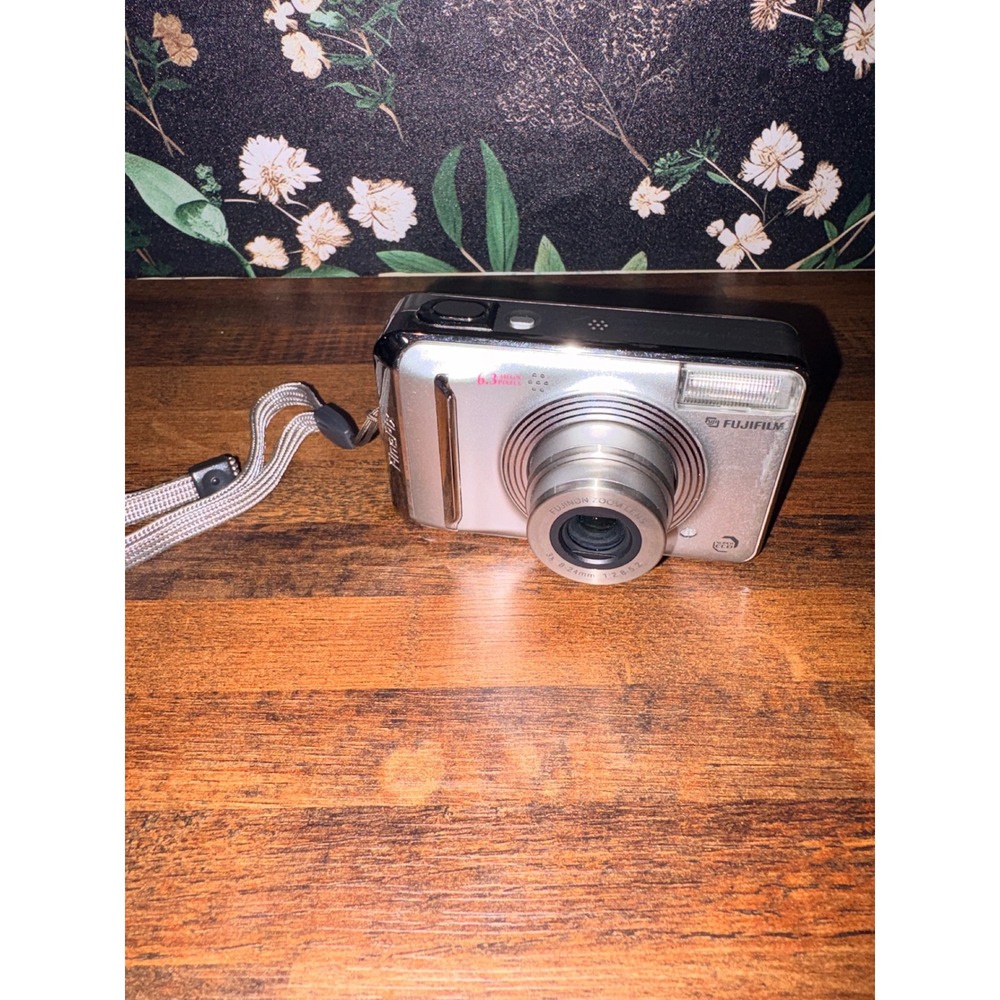 Fujifilm FinePix A600 Digital Camera 6.3MP 3x Optical Zoom‎ Silver Vintage Y2K